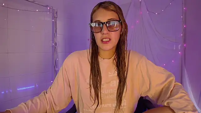 Giia paiige18 online show from November 19, 2025, 1:33 pm