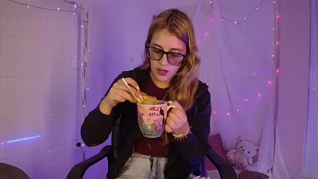 Giia paiige18 online show from November 6, 2025, 1:37 pm