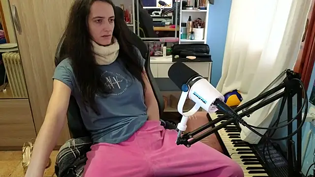 Snapshot of MemiKouki chatting on December 21, 2025, 3:57 pm MemiKouki online show from December 21, 2025, 3:57 pm