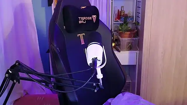 Snapshot of MemiKouki chatting on November 18, 2025, 7:39 pm MemiKouki online show from November 18, 2025, 7:39 pm