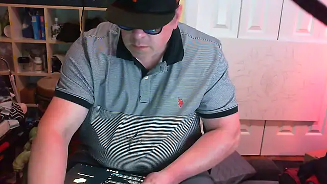 Snapshot of Mic_Oxinner chatting on September 22, 2025, 11:33 pm Mic Oxinner online show from September 22, 2025, 11:33 pm