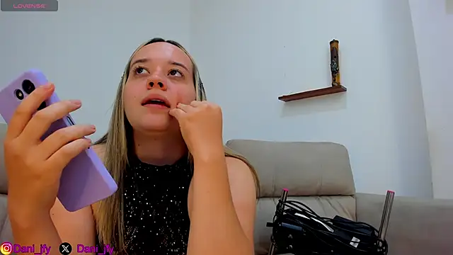 Snapshot of Dani_javi chatting on December 3, 2025, 12:33 am Dani javi online show from December 3, 2025, 12:33 am