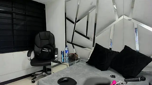 Snapshot of Catherinee69_x chatting on January 10, 2026, 3:57 am Catherinee69 x online show from January 10, 2026, 3:57 am