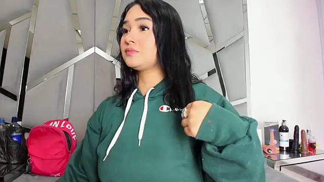 Snapshot of Catherinee69_x chatting on October 9, 2025, 2:45 am Catherinee69 x online show from October 9, 2025, 2:45 am