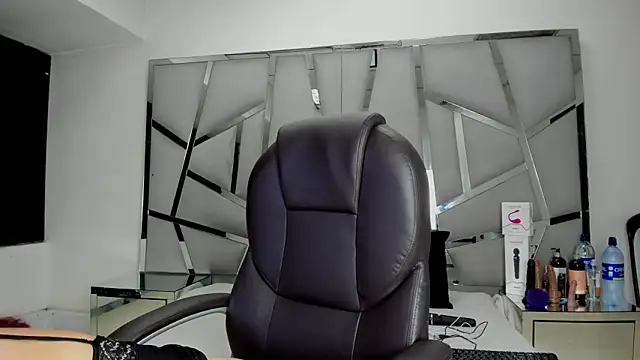 Snapshot of Catherinee69_x chatting on February 4, 2026, 4:18 am Catherinee69 x online show from February 4, 2026, 4:18 am