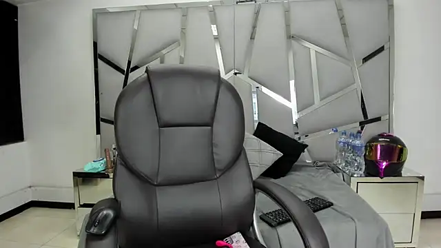 Catherinee69 x online show from April 14, 2026, 3:22 am