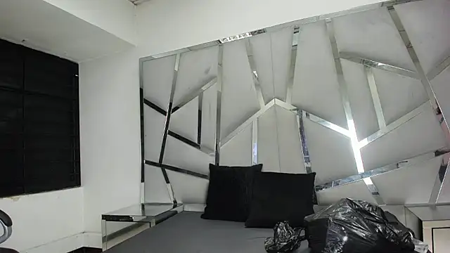 Snapshot of Catherinee69_x chatting on January 13, 2026, 4:05 am Catherinee69 x online show from January 13, 2026, 4:05 am