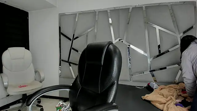 Snapshot of Catherinee69_x chatting on October 13, 2025, 4:47 am Catherinee69 x online show from October 13, 2025, 4:47 am