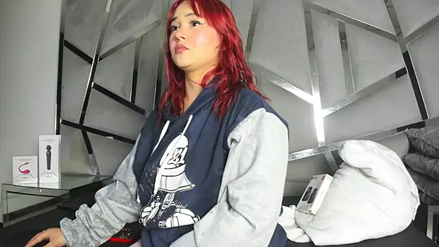 Snapshot of Catherinee69_x chatting on December 23, 2025, 2:44 am Catherinee69 x online show from December 23, 2025, 2:44 am