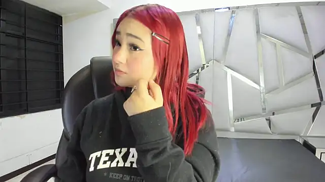 Snapshot of Catherinee69_x chatting on January 6, 2026, 3:54 am Catherinee69 x online show from January 6, 2026, 3:54 am