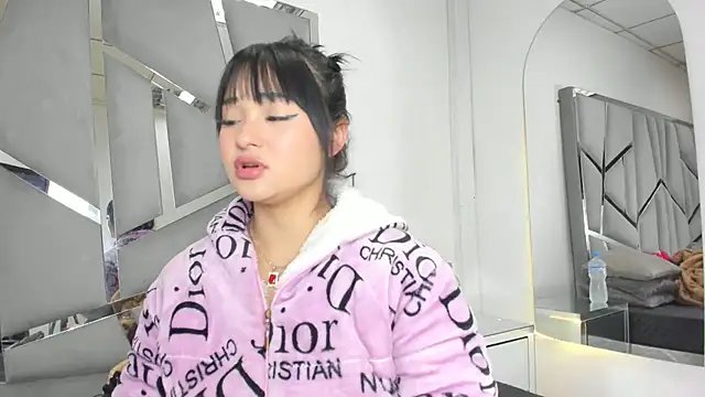 Snapshot of Catherinee69_x chatting on October 18, 2025, 3:52 am Catherinee69 x online show from October 18, 2025, 3:52 am