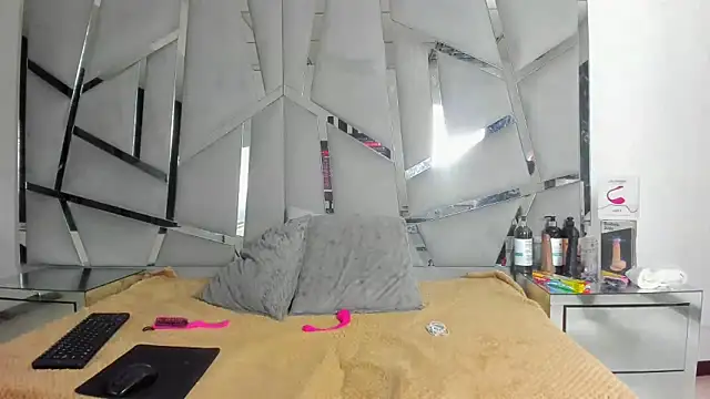 Snapshot of Catherinee69_x chatting on September 9, 2025, 3:05 am Catherinee69 x online show from September 9, 2025, 3:05 am