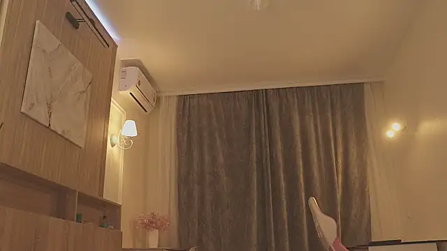 MiaThaine online show from February 27, 2026, 3:29 am