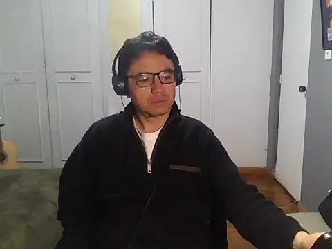 Snapshot of Diptongo chatting on November 25, 2025, 1:28 am Diptongo online show from November 25, 2025, 1:28 am