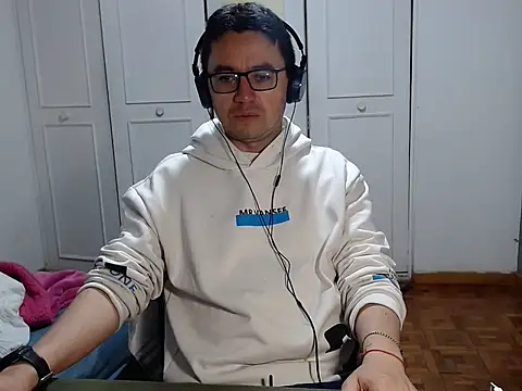 Snapshot of Diptongo chatting on December 13, 2025, 11:11 pm Diptongo online show from December 13, 2025, 11:11 pm