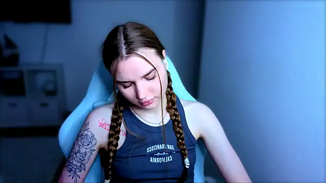 StellaLawless online show from November 28, 2025, 8:53 pm