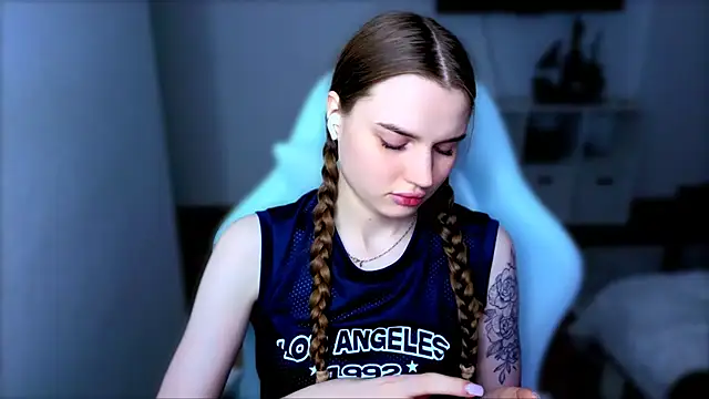 StellaLawless online show from December 5, 2025, 8:28 pm