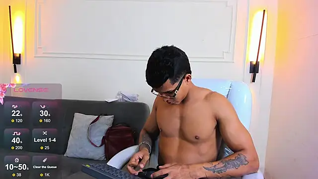 Snapshot of Paradise_boy_s chatting on May 29, 2026, 2:23 pm Paradise boy s online show from May 29, 2026, 2:23 pm