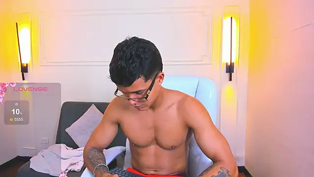 Snapshot of Paradise_boy_s chatting on May 11, 2026, 2:07 pm Paradise boy s online show from May 11, 2026, 2:07 pm
