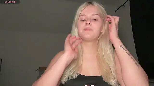 Allylove03 online show from September 11, 2025, 5:57 pm