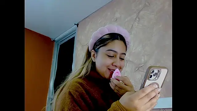 Miabonnett  online show from January 12, 2026, 1:40 pm