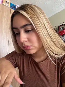 Miabonnett  online show from May 28, 2026, 3:07 pm