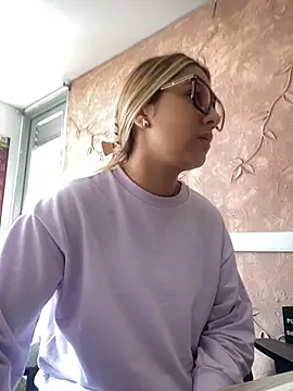 Miabonnett  online show from December 14, 2025, 1:06 pm