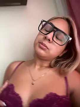 Miabonnett  online show from April 10, 2026, 12:01 pm