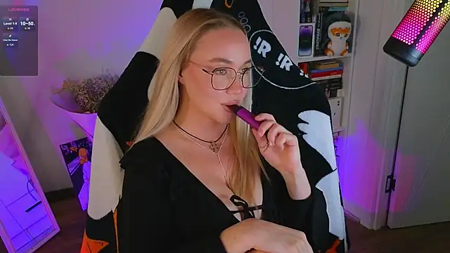 Emili1- online show from September 9, 2025, 11:19 am