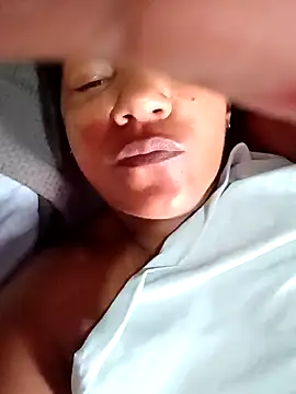 Snapshot of Grazzy85 chatting on February 13, 2025, 11:28 am Grazzy85 online show from February 13, 2025, 11:28 am