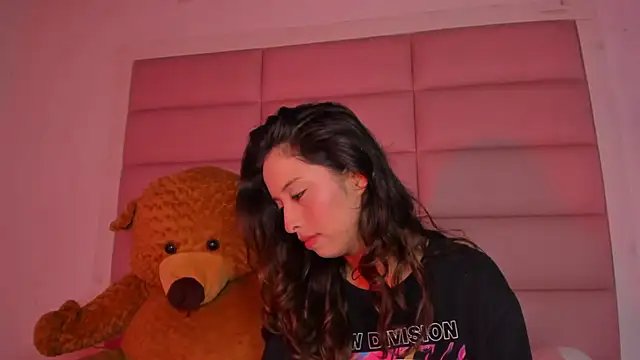 Snapshot of little-Emma chatting on November 7, 2025, 11:41 pm little-Emma online show from November 7, 2025, 11:41 pm