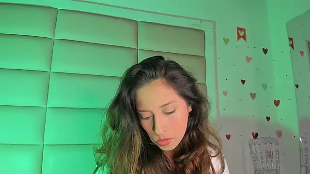 Snapshot of little-Emma chatting on October 20, 2025, 12:13 am little-Emma online show from October 20, 2025, 12:13 am