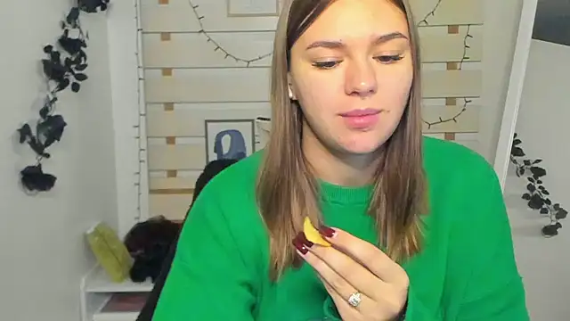 Josephine Kiss online show from November 11, 2025, 7:25 am