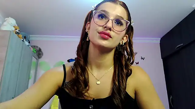 Snapshot of caroline_jonson chatting on September 19, 2025, 2:43 pm caroline jonson online show from September 19, 2025, 2:43 pm