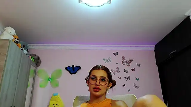 Snapshot of caroline_jonson chatting on September 28, 2025, 2:35 pm caroline jonson online show from September 28, 2025, 2:35 pm