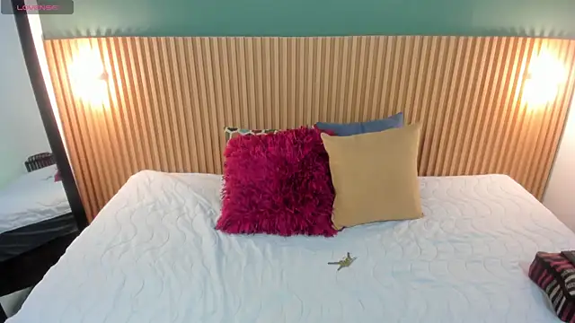  anavictoria  online show from October 7, 2025, 12:28 pm