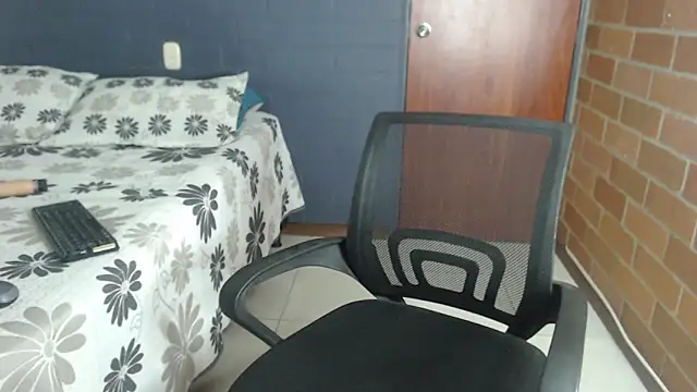 Snapshot of hey_delilah chatting on December 4, 2024, 8:17 am hey delilah online show from December 4, 2024, 8:17 am