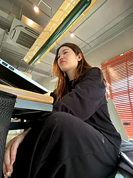 Snapshot of Emily_9xx chatting on November 28, 2025, 1:17 am Emily 9xx online show from November 28, 2025, 1:17 am