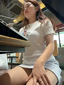 Snapshot of Emily_9xx chatting on March 20, 2026, 1:28 am Emily 9xx online show from March 20, 2026, 1:28 am