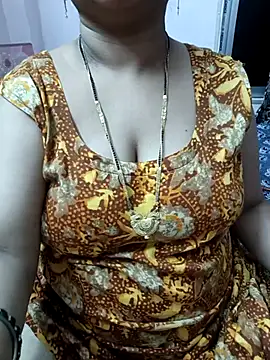 Snapshot of cuteyqueen chatting on November 3, 2025, 6:33 pm cuteyqueen online show from November 3, 2025, 6:33 pm