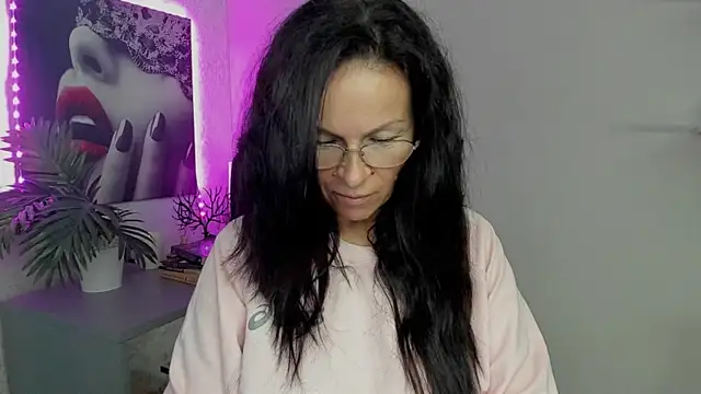 HelenLuxx online show from September 18, 2025, 5:43 am