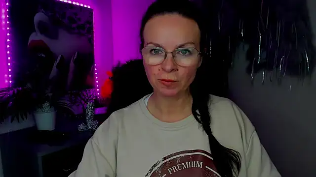 HelenLuxx online show from February 9, 2026, 2:15 pm