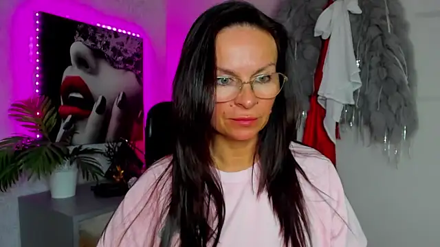 HelenLuxx online show from May 20, 2026, 3:20 pm