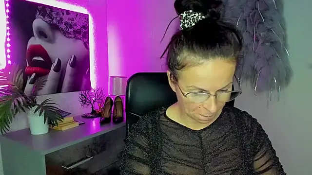 HelenLuxx online show from October 5, 2025, 6:31 pm