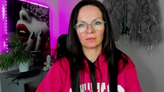 HelenLuxx online show from April 9, 2026, 3:40 pm