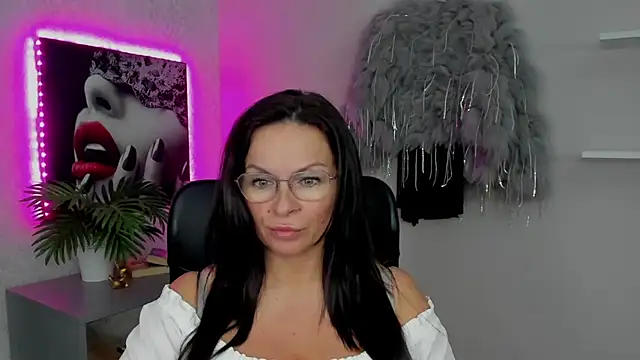 HelenLuxx online show from March 14, 2025, 5:24 pm