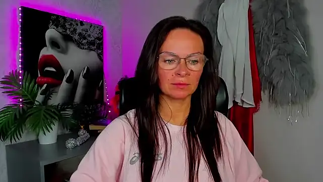 Snapshot of HelenLuxx chatting on June 17, 2026, 3:22 pm HelenLuxx online show from June 17, 2026, 3:22 pm