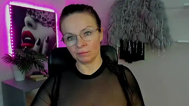 HelenLuxx online show from March 21, 2025, 6:38 am