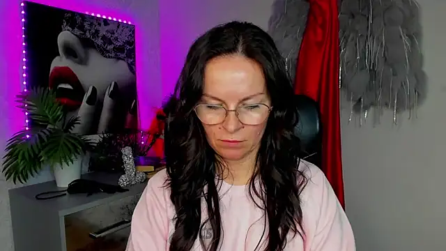 HelenLuxx online show from March 19, 2026, 3:45 pm