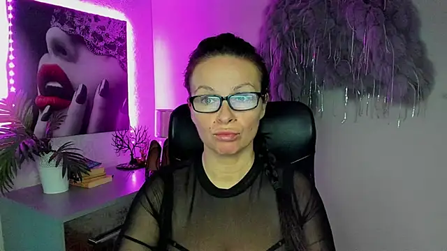 HelenLuxx online show from October 4, 2025, 6:26 am